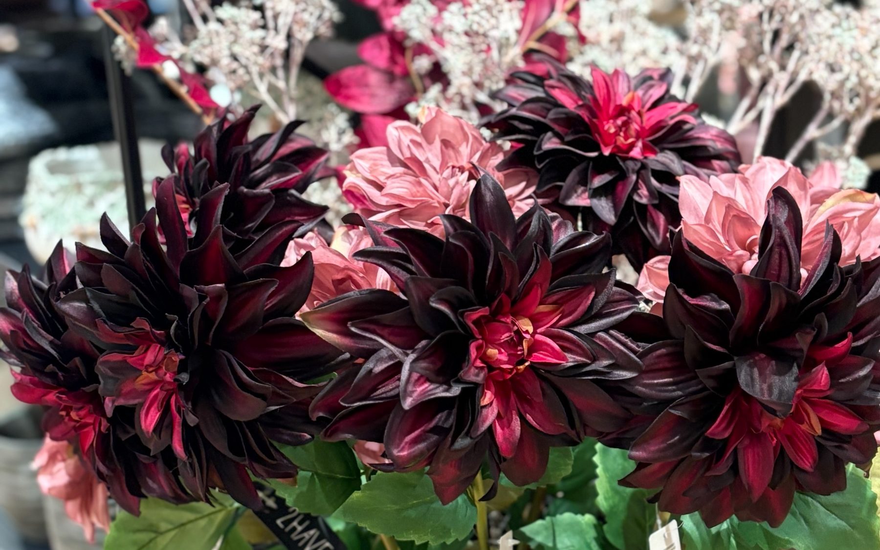 Silkeblomst, Dahlia i farven bordeaux fra Elinor of Elsinore