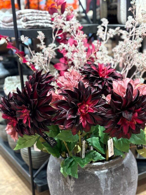 Silkeblomst, Dahlia i farven bordeaux fra Elinor of Elsinore